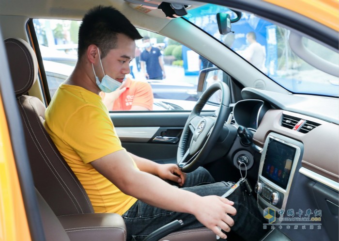 帥鈴i3-T330純電動(dòng)皮卡擁有乘用車級(jí)配置
