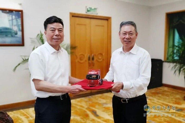 一汽解放黨委書(shū)記、董事長(zhǎng)胡漢杰贈(zèng)予嚴(yán)鑒鉑董事長(zhǎng)一輛解放車(chē)模