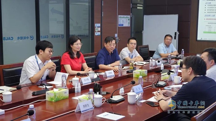中航鋰電黨委書記、董事長劉靜瑜r熱情接待江蘇省工業(yè)和信息化廳副廳長李鋒一行