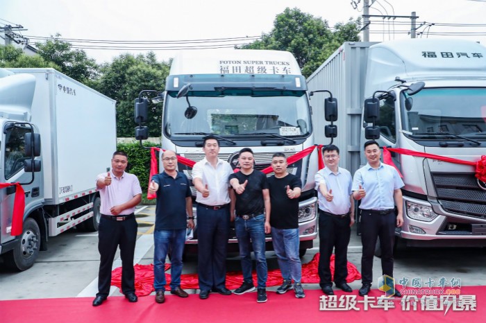 與會(huì)領(lǐng)導(dǎo)、嘉賓為歐航R系列超級(jí)卡車點(diǎn)贊