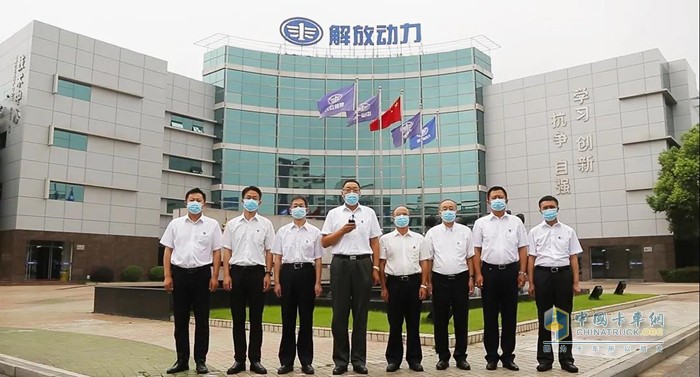 一汽解放總經理助理，發(fā)動機事業(yè)部黨委書記、總經理錢恒榮與其他與會領導參加會議