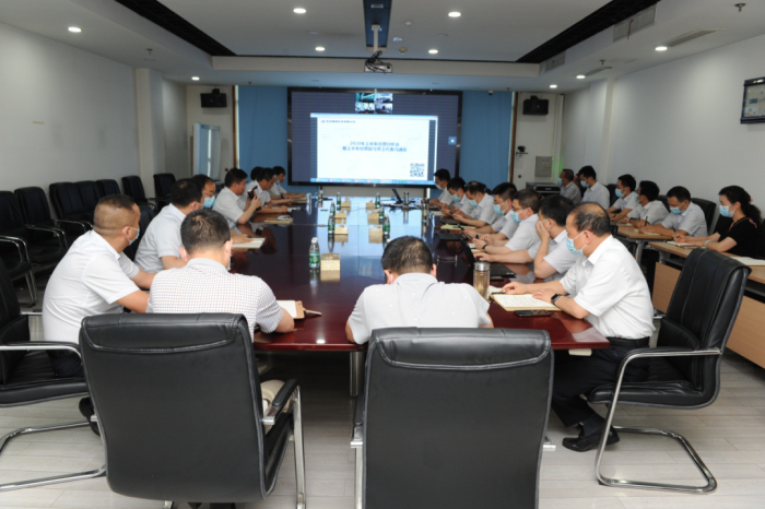 東風(fēng)德納干部們在會(huì)議中