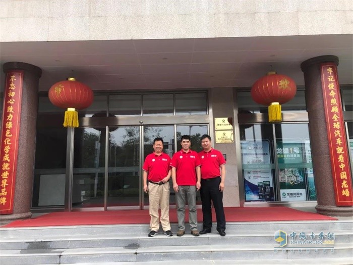 石總、秦總與日照經(jīng)銷商侯總（中）合影