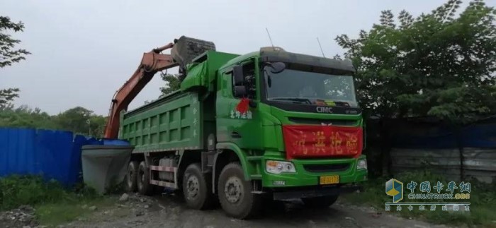 蕪湖北坤運(yùn)輸有限公司等單位積極調(diào)派聯(lián)合卡車渣土車奔赴災(zāi)區(qū)，實(shí)施救援，持續(xù)向蕪湖堤壩運(yùn)輸泥土、黃沙，加對(duì)堤壩進(jìn)行構(gòu)筑加固