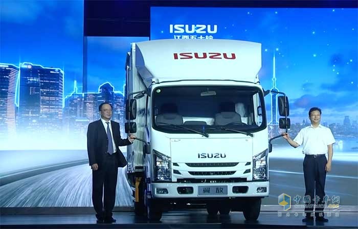 圖右：江西五十鈴汽車有限公司董事長邱天高，圖左：江西五十鈴汽車有限公司總經(jīng)理朱毅