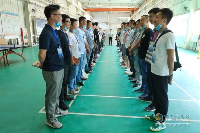 陜重汽銷售公司銷售部經(jīng)理兼載貨車項目經(jīng)理杜岳峰對本次培訓致辭，提振信心