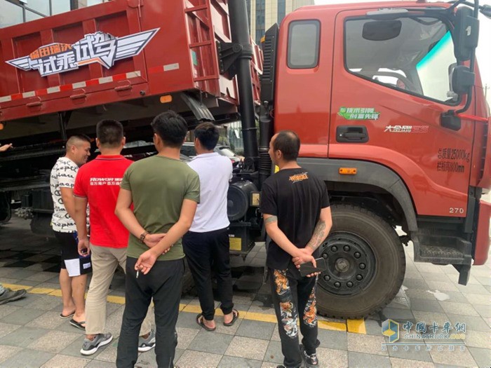 用戶(hù)紛紛試乘試駕福田瑞沃工程車(chē)