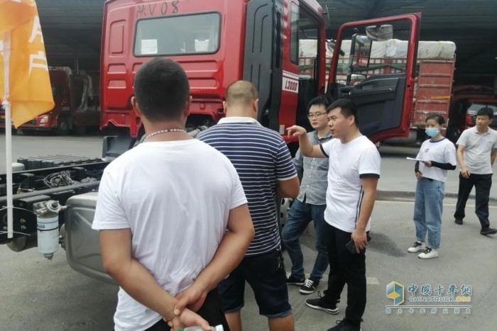 陜汽重卡湖南鑫湘粵L3000載貨車(chē)推介會(huì)