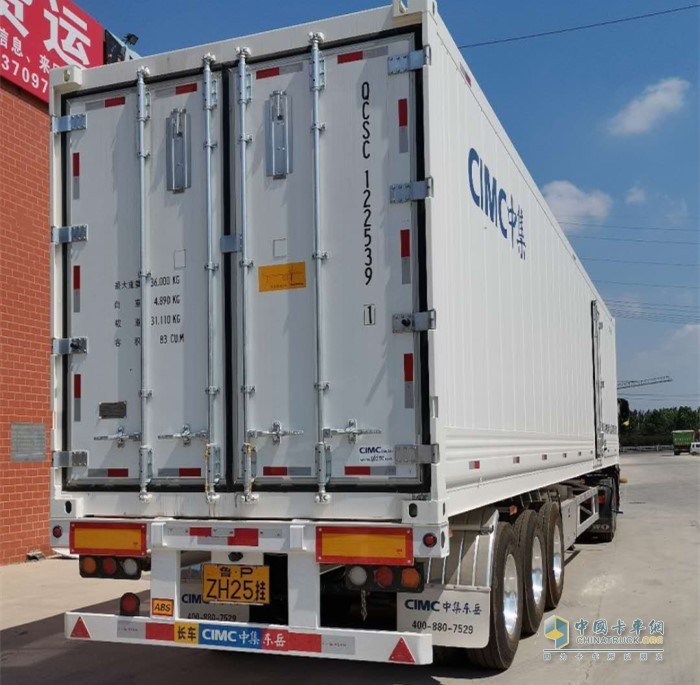 豪沃T7H冷藏車(chē)搭載中集掛車(chē)