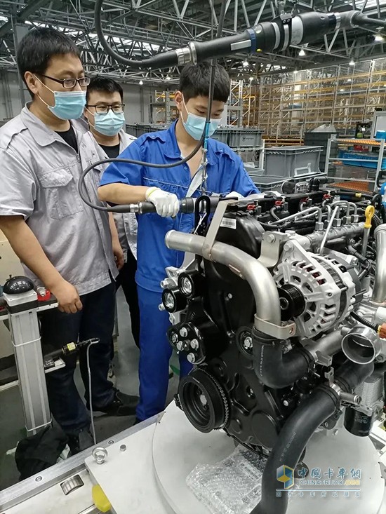 生產線工作  　　千鈞一發(fā) 分秒必爭