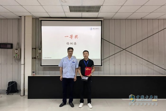 向此次培訓期間表現(xiàn)突出、考評優(yōu)異的學員頒發(fā)獎勵