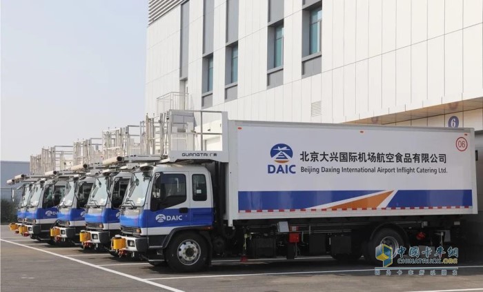 一汽解放、威海廣泰與北京大興機(jī)場(chǎng)航食的強(qiáng)強(qiáng)聯(lián)合在新能源車輛應(yīng)用探索的道路上邁出了新的一步