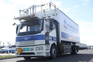  創(chuàng)行業(yè)首次  一汽解放新能源食品車正式投放北京大興機(jī)場