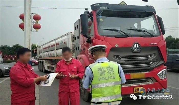 石家莊交警對?；愤\(yùn)輸車進(jìn)行檢查