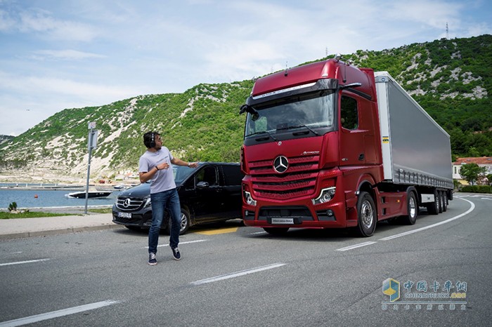 第五代主動(dòng)制動(dòng)輔助系統(tǒng)（Active-Brake-Assist-5-）能夠在特定行駛條件下智能識別移動(dòng)中的行人并做出制動(dòng)反應(yīng)，降低意外碰撞的風(fēng)險(xiǎn)