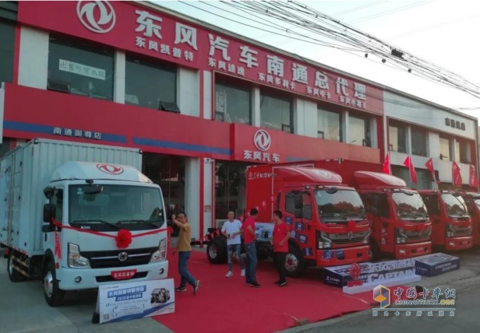 東風凱普特線下品鑒會吸引客戶關注