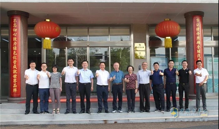 龍蟠科技、中科院大連物化所、明天氫能各領(lǐng)導(dǎo)合影