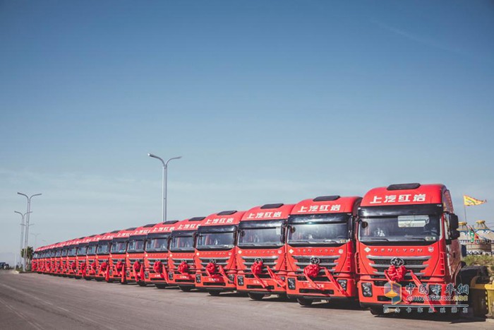 5月20日，紅巖杰獅C6 LNG集裝箱牽引車批量交付內(nèi)蒙古烏海