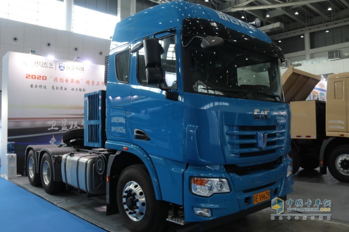 聯(lián)合卡車油電混合動力重卡為6×4牽引車