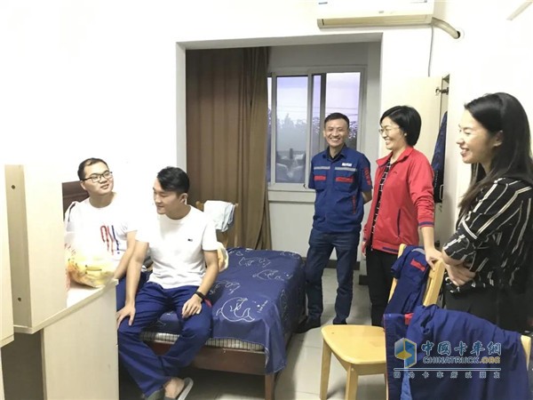工會主席孫榮華和黨工團(tuán)工作人員一起看望新員工