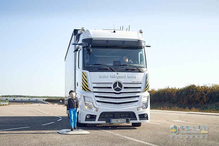 梅賽德斯-奔馳卡車(chē)一直在車(chē)輛安全領(lǐng)域保持著行業(yè)領(lǐng)先