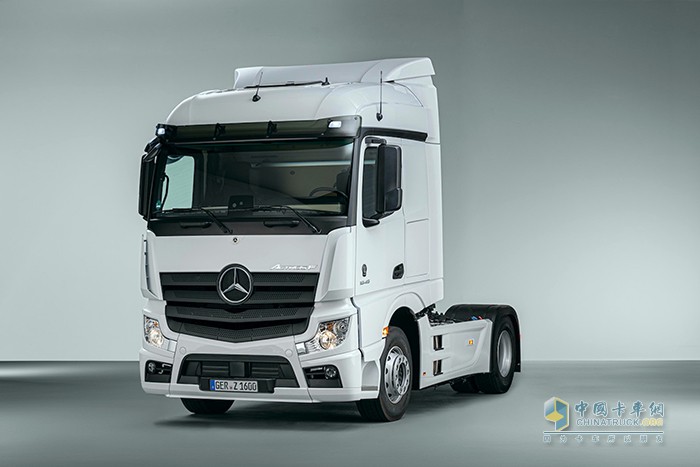 作為專門(mén)打造的純功能型卡車(chē)，梅賽德斯-奔馳全新Actros F在兼顧高性價(jià)比的同時(shí)，繼承了真正梅賽德斯-奔馳卡車(chē)的DNA