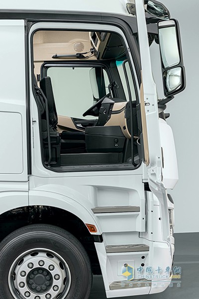 Actros F標(biāo)配經(jīng)典駕駛艙，駕乘空間寬敞，三級(jí)踏步設(shè)計(jì)能讓駕駛員更輕松地出入駕駛室