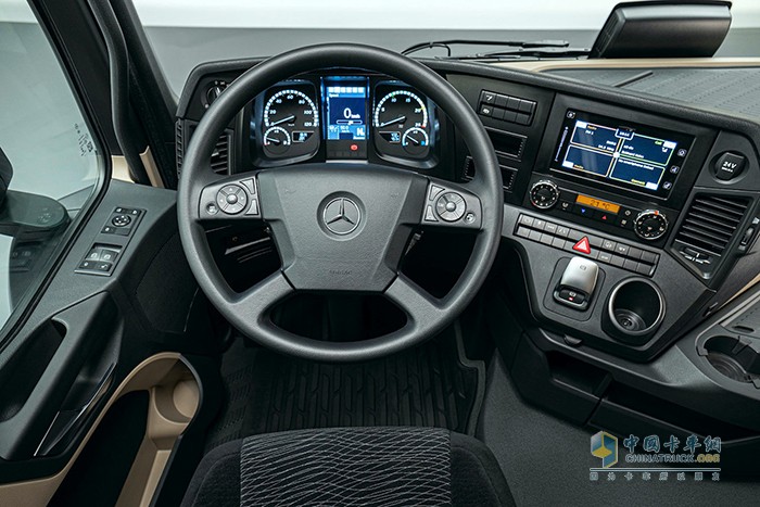 Actros F提供多媒體互動(dòng)駕駛艙、動(dòng)力系統(tǒng)預(yù)見(jiàn)性巡航等多種可選配置