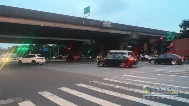 注意！上海這一路段早晚高峰貨車禁止通行