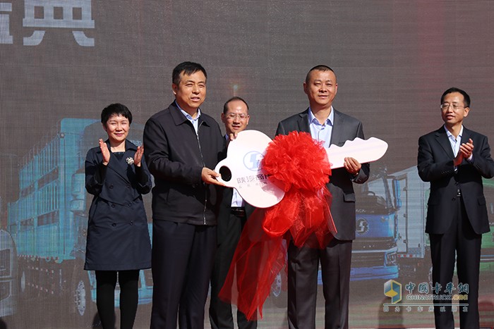 寶雞市委常委、副市長王寧崗（左）為九洲恒昌副董事長楊均滔交付金鑰匙