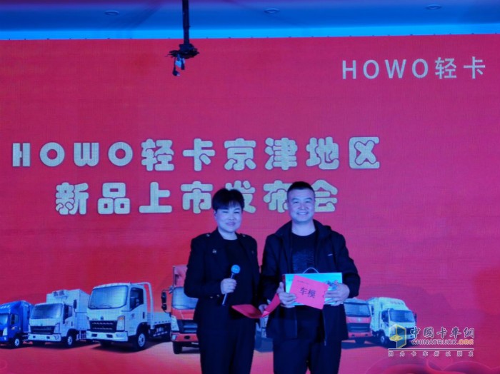 忠實用戶劉總在有獎問答中抽中車模