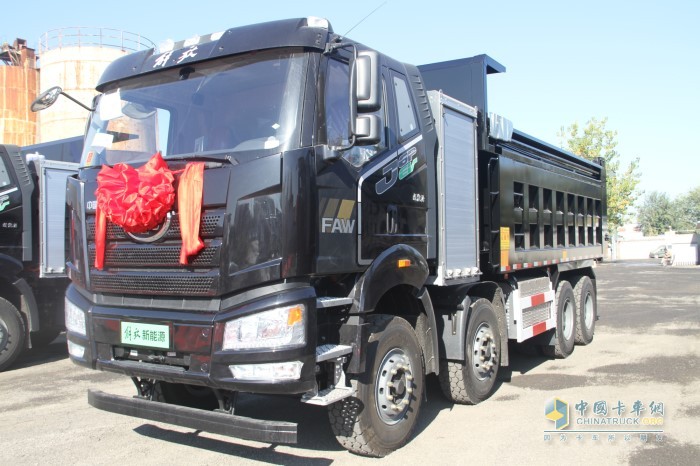 解放純電動(dòng)J6P 8×4自卸車底盤具有高品質(zhì)、高可靠、高安全等優(yōu)點(diǎn)