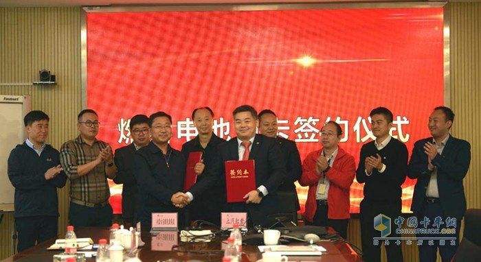 上汽紅巖副總經(jīng)理、營(yíng)銷公司總經(jīng)理?xiàng)钆鄰?qiáng)與圣圓能源董事長(zhǎng)王少君現(xiàn)場(chǎng)簽約