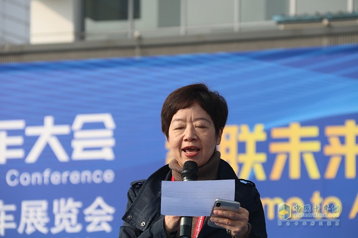 本次大賽裁判長(zhǎng)、重慶大學(xué)博士生導(dǎo)師、汽車(chē)工程系主任鄭玲開(kāi)賽當(dāng)日進(jìn)行宣誓