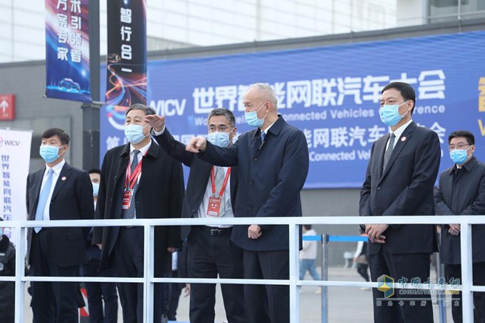 中央政治局委員、北京市委書記蔡奇等與會嘉賓現(xiàn)場觀摩自動(dòng)駕駛演示