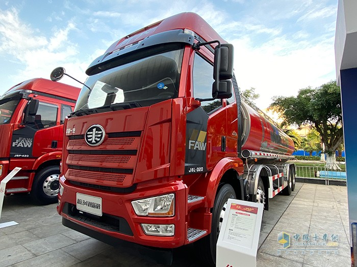 新J6L 8×4 ?；愤\輸車
