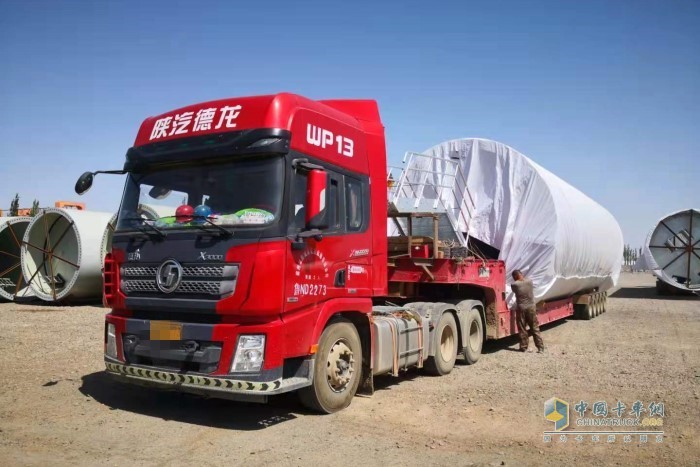 田總的陜汽德龍X3000裝載風(fēng)筒準(zhǔn)備運(yùn)輸