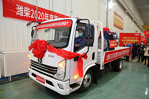 執(zhí)行特殊任務(wù)陜汽輕卡德龍K3000運載濰柴2020第100萬臺發(fā)動機駛往陜重汽