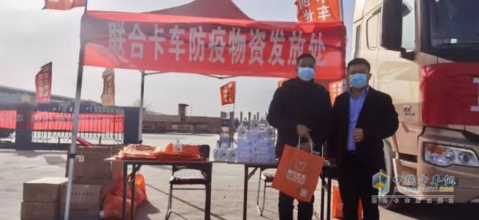 安陽市創(chuàng)世汽車貿(mào)易有限責任公司總經(jīng)理李文青(右一)