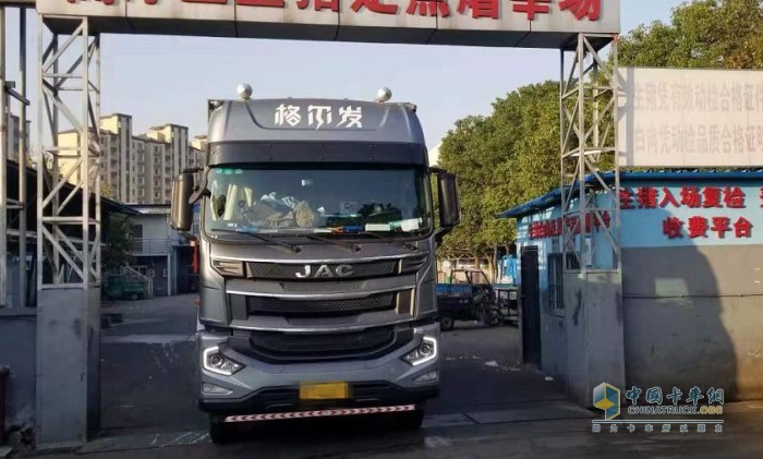 格爾發(fā)A5W承載力很強，每趟能拉80頭生豬，相比同類型車型，裝得更多、跑的更穩(wěn)