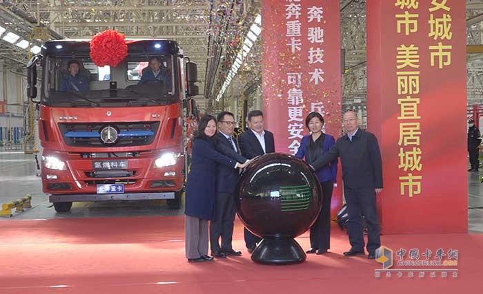 內(nèi)蒙古氫燃料車首臺(tái)套新車發(fā)布并進(jìn)行揭幕。