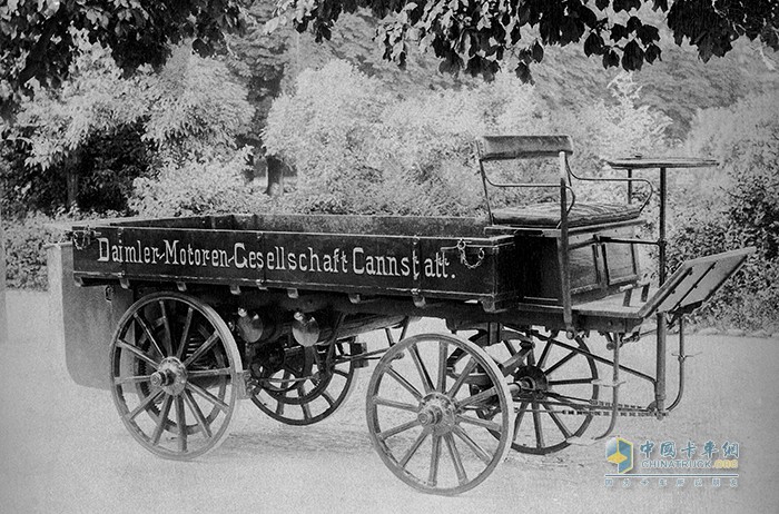 1896年，戴姆勒發(fā)明第一輛卡車(chē)