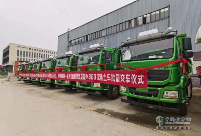 即將交付用戶的首批20輛德龍M3000環(huán)保渣土車(chē)