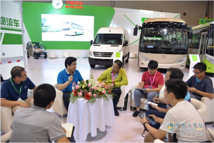 大運(yùn)汽車(chē)作為山西本土汽車(chē)制造企業(yè)，攜旗下純電動(dòng)物流車(chē)、客廂車(chē)、城市公交車(chē)、微貨車(chē)等純電動(dòng)車(chē)型盛裝亮相博覽會(huì)現(xiàn)場(chǎng)