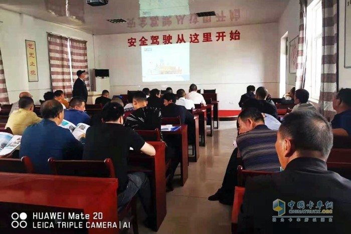 陜西弘毅的技術(shù)人員跨越百里趕赴客戶所在區(qū)域，為公路管理局操駕人員提供業(yè)務(wù)培訓(xùn)