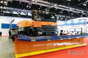 全“星”護(hù)航，梅賽德斯-奔馳Arocs除雪車現(xiàn)身民航技術(shù)裝備展