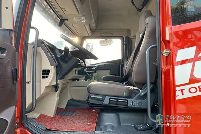 解放青汽JH6，牽引車