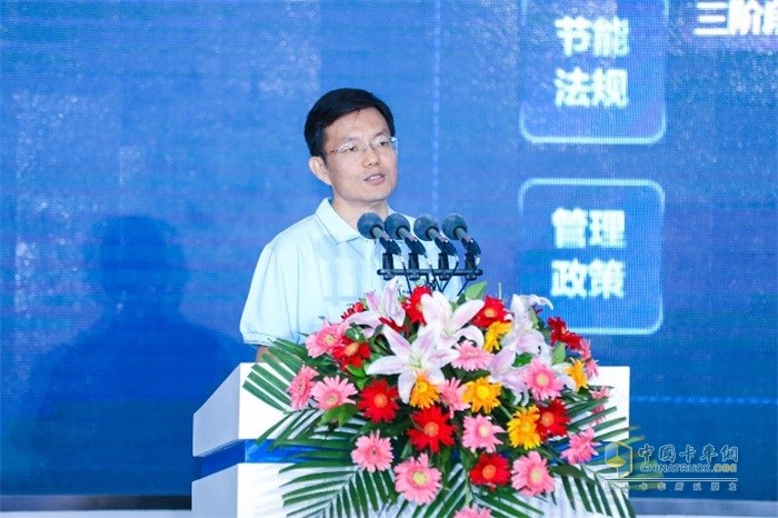 福田汽車集團(tuán)副總經(jīng)理、福田戴姆勒汽車執(zhí)行副總裁宋術(shù)山作《歐曼國六物流裝備解決方案》講解