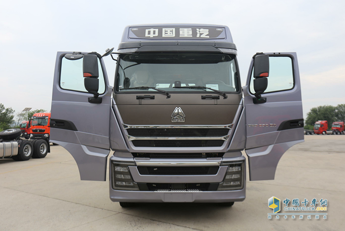 重汽豪沃TH7犇贏版國(guó)六牽引車(chē)