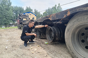 鷹雄無(wú)畏 解放J6P新車贈(zèng)英雄